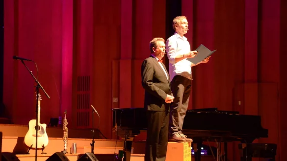 Thomas Philipzen (rechts) und Jochen R&uuml;ther lesen Kardinal Woelki die Messe. Sie wird zur schonungslosen Abrechnung mit den Skandalen in der katholischen Kirche. - &copy; Georg K&auml;lble