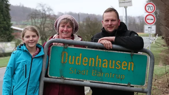 Konnten im Zuge der Flurbereinigung vor ein paar Jahren Dudenhausen und somit NRW um 3353 Quadratmeter vergr&ouml;&szlig;ern und Land von Niedersachsen kaufen: Hanna, Katrin und Frank Noltemeier. - &copy; Axel B&uuml;rger