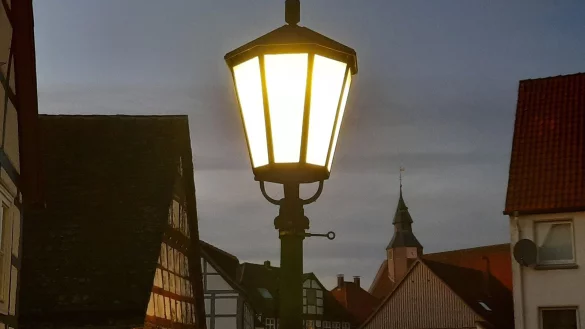 Dank der Umstellung auf LED wurde der Stromverbrauch bei der Straßenbeleuchtung in Schieder-Schwalenberg enorm reduziert. In Schwalenberg wurden nur die Leuchtmittel, nicht aber die Laternenköpfe im historischen Stil ausgetauscht. - © Michaela Weiße