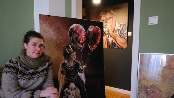 Francis Kaiser vor einem Bild, das zurzeit auch in Mailand ausgestellt wird. - &copy; Sven Koch