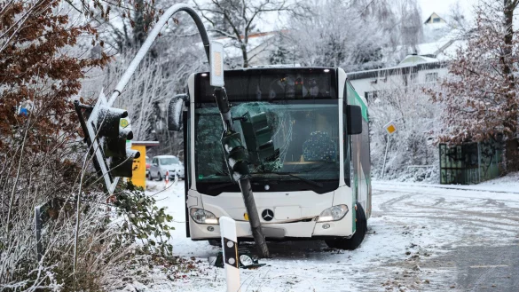 In Herdecke ist ein Schulbus ist auf schneeglatter Stra&szlig;e gegen eine Ampel gefahren. - &copy; Alex Talash