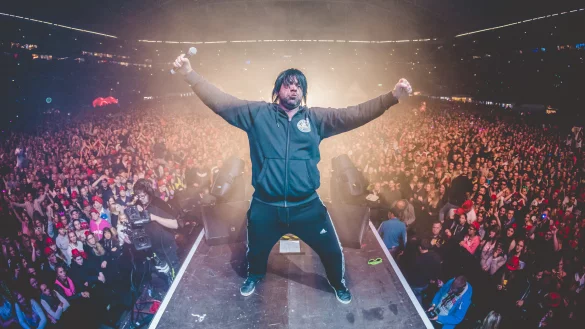 Beim Auftritt gibt "Ikke H&uuml;ftgold" alias Matthias Distel alles. - &copy; JULIAN HUKE PHOTOGRAPHY