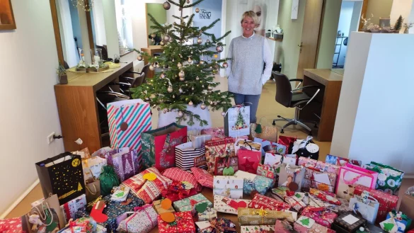 So viele Geschenke: Organisatorin Simone Ongly freut sich &uuml;ber die Gro&szlig;z&uuml;gigkeit ihrer Kunden zugunsten des Kinderdorfes Barntrup. - &copy; Kinderdorf Barntrup