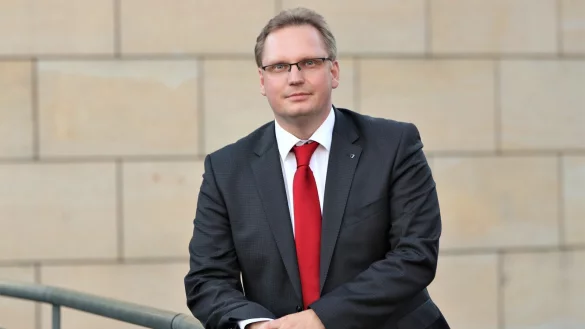 Der Detmolder SPD-Landtagsabgeordnete Dennis Maelzer lehnt den CDU-Idee einer Deutschpflicht auf Schulh&ouml;fen ab. - &copy; SPD