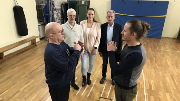 Beim Begrüßungsritual des Anti-Gewalt-Trainings geht es darum, die eigene Kraft unter Kontrolle zu haben. Die Trainer Peter Hebeisen (links) und Marcus Humke machen es vor. Hinten (von links) schauen Paul Wesseler, Janna Schmauder und Helmut Wöhler zu. - © Silke Buhrmester