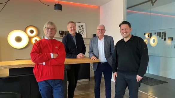 Rotary-Präsident Horst Bastian (von links), Dirk Schwerdfeger (AWO Bad Salzuflen), Helmut Becker (Deutscher Kinderschutzbund) und Johannes Schmersahl (Mitorganisator der „Glücksei-Aktion“) freuen sich über ein erfolgreiches Spendenjahr 2022. - © Rotary-Club Bad Salzuflen