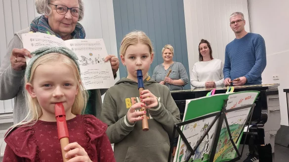 Lea Siefert (7, links) und Annabell Schrader (7) lernen seit einem Jahr das Blockflötenspiel bei Musikschullehrerin Marijke van der Glas. Stolz auf die Leistung ihrer Kinder sind die Eltern Anke Siefert (hinten von links) sowie Jennifer und Björn Schrader. - © Michaela Weiße