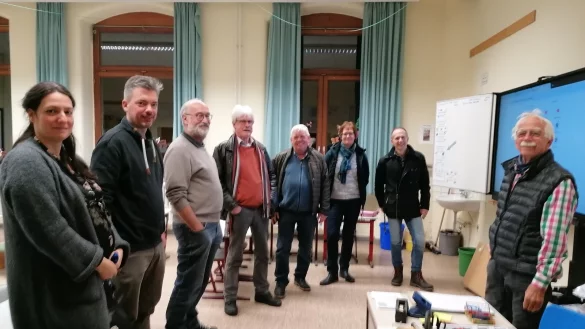 Die Liberalen wollten direkt in der Grundschule am Weinberg wissen, wie es mit der Entwicklung des Campus vonstatten geht: (von links) Konrektorin Claudia Pilch, Uwe Beckmeier, Wille Glock, Jochen Smyrek, Andreas Br&auml;chtker, Birgit Br&auml;chtker, Schulleiter Torsten Mewes und Fraktionschef Hans-Adolf Albrecht. - &copy; FDP Blomberg