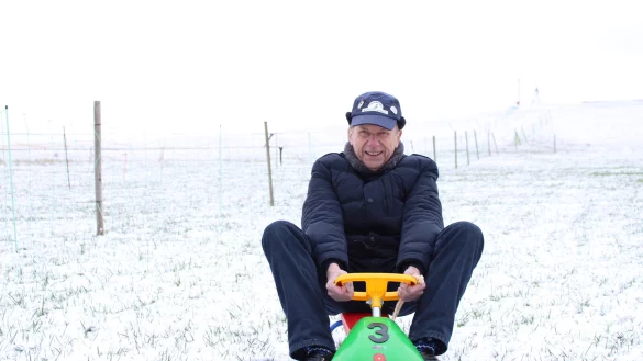 Der Gesch&auml;ftsf&uuml;hrer der Sternberger Wintersportfreunde Rainer Bobenhausen f&auml;hrt mit seinem Lenkschlitten auf der Piste in Linderhofe. F&uuml;r den Skibetrieb ist allerdings der Boden zu weich. - &copy; Philipp Kersten