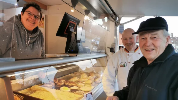 Ein Kunde der ersten Stunde: Hans Hüsemann (rechts) aus Humfeld freut sich, dass es wieder täglich frische Brötchen in Humfeld gibt. Dafür sorgen seit gestern Bäckermeister Jan-Hendrik Fuhlhage (Mitte) und Gabriele Kusemeier (links). - © Sylvia Frevert