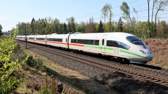 Ein ICE 3 der Baureihe 403 in Höhe Altenbeken. - © Deutsche Bahn AG / Wolfgang Klee