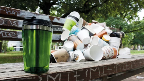 So sollte es sein: den Kaffee auf der Parkbank im Mehrweg- statt im Einwegbecher genießen. - © DUH / Sascha Krautz