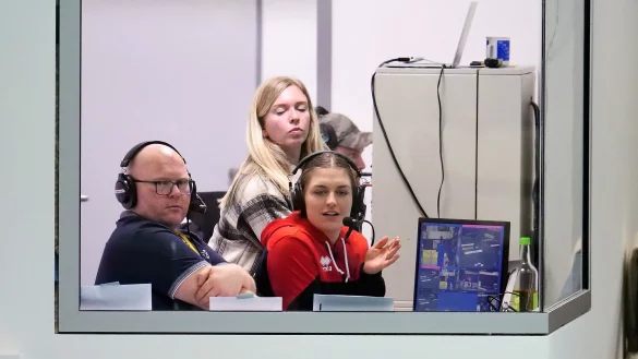 Beim vergangenen Heimspiel ist Blombergs R&uuml;ckraumspielerin Nele Franz als Co-Kommentatorin von Christian Frost im Einsatz gewesen. Den beiden schaut Hallen-DJ Svenja Grote &uuml;ber die Schultern. - &copy; J&ouml;rg Hagemann