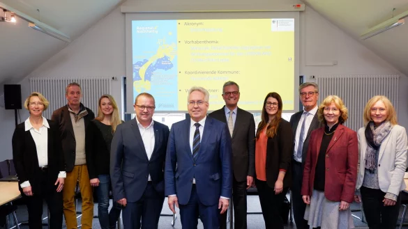 Birgit Rehberg (Kreis Herford), Dr. Eike Stiller (Leiter Jacobischule), Dorothea Streich (Kreis Herford), Kalletals B&uuml;rgermeister Mario Hecker, Herfords Landrat J&uuml;rgen M&uuml;ller, Prof. Dr. Dr. Volker Wittberg, Elisa Goldmann, Friedel Heuwinkel (alle FHM), Dr. Beatrix Wallberg (Kreis Herford) und Ute Seidemann (Gemeinde Kalletal) freuen sich auf die Kooperation und &uuml;ber die F&ouml;rderzusage. - &copy; Lorraine Brinkmann
