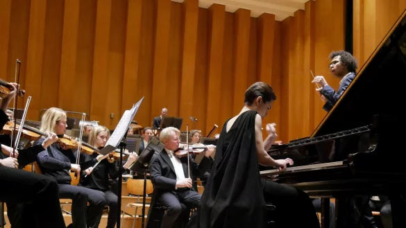 Ekstatisches Zusammenspiel. Pianistin Anna Tsybuleva und die Nordwestdeutsche Philharmonie unter Leitung von Jonathon Heyward brillieren in H&ouml;chstform. - &copy; Thomas Kr&uuml;gler