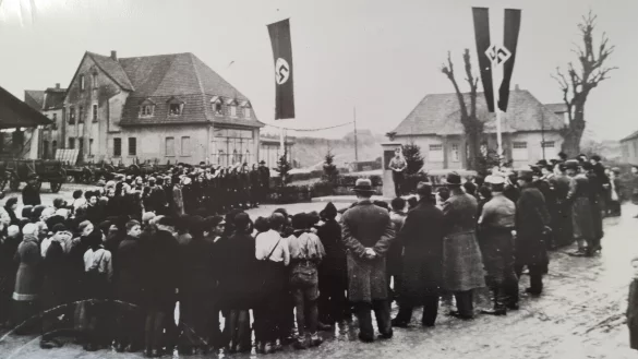 Noch vier Jahre nach der Macht&uuml;bernahme erinnern sich die Blomberger an Hitlers Besuch in der Nelkenstadt vor der Dreschscheune. Es gibt sogar einen Gedenkstein, der aber sp&auml;ter verschollen ist. - &copy; Quelle: Stadtarchiv Blomberg