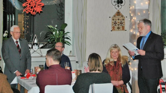 Der Lemgoer Alt-B&uuml;rgermeister Dr. Reiner Austermann (rechts) h&auml;lt die Laudatio auf Wolfgang F&uuml;hrung (links, stehend). - &copy; CDU Lemgo