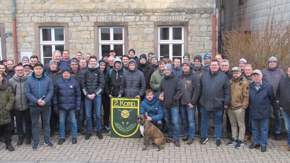 Die Wanderer stehen hier vor dem B&uuml;rgerhaus Alverdissen. - &copy; 2. Kompanie Alverdissen