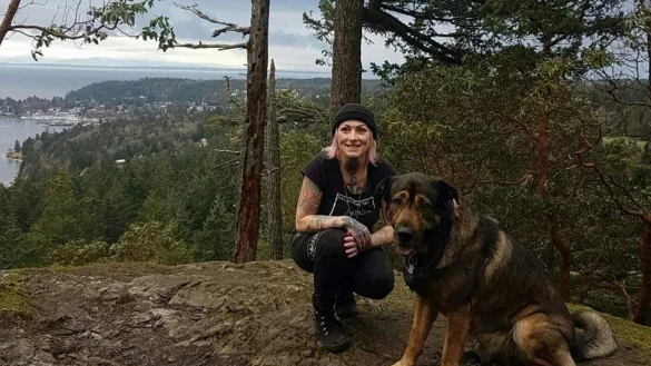 In der Natur: Kanada machte Bex Pfeiffer zum Naturliebhaber. Ihr Hund Hector ist immer an ihrer Seite. - &copy; Privat