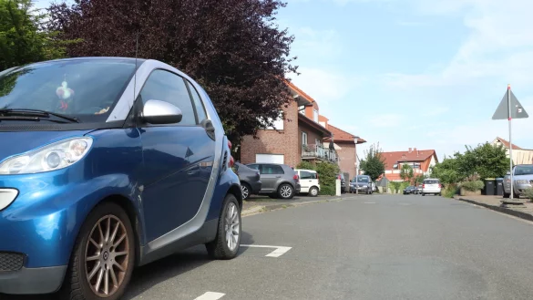 Wenn gebaut wird, kommt es immer wieder zu der Frage, wie viel Stellpl&auml;tze geplant werden m&uuml;sssen, damit es nicht, wie hier an der Neuen Stra&szlig;e, schnell mal eng wird. - &copy; Birgit Guhlke