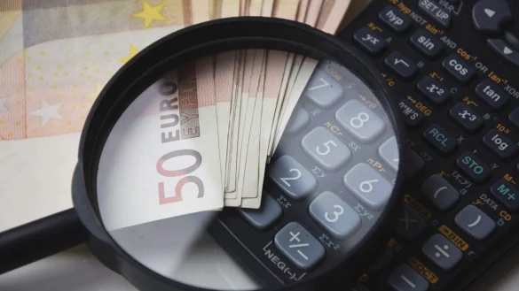 Die Einnahmen der Satdt Lage sind besser als erwartet - aber die Prognosen sind eher d&uuml;ster. K&auml;mmerer Uwe Aust will deshalb sparen. - &copy; Pixabay