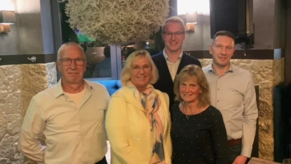 Dieter Heinemeyer (Aktionsbündnis Klinikum Lippe), Andrea Freitag (CDU Lemgo), Max Hinrichsen (JU Lemgo), Dorothea Obenhack (Aktionsbündnis Klinikum Lippe) und Andreas Kasper (CDU-Kreistagsfraktion; von links) haben sich getroffen. - © CDU Lippe