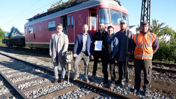 Adrian L&uuml;cke, Chris H&uuml;tte-Getboga (beide Stadt Barntrup, von links), Jan-Philipp T&ouml;neb&ouml;n, Raphael Kahlert, Tim Maritschnigg und Frank Muth (alle Landeseisenbahn) freuen sich, dass dank der F&ouml;rderung Schienen und Schwellen wieder hergerichtet werden k&ouml;nnen. - &copy; Lorraine Brinkmann