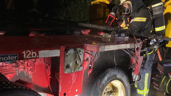 Nach einem Reifenplatzer brannte es an einem Schwertransporter auf der Autobahn 2. Die Freiwillige Feuerwehr Bad Salzuflen hat den Brand schnell unter Kontrolle gehabt. Foto: Feuerwehr Bad Salzuflen - &copy; Feuerwehr Bad Salzuflen