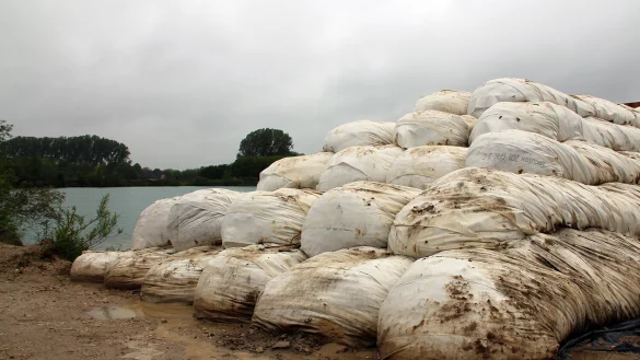 Die bis zu 20 Meter langen erdstoffgef&uuml;llten Geotextilschl&auml;uche werden aufeinandergestapelt und halten so das Wasser ab. Da die Innkuba Tubes mit dem vor Ort vorhandenen Bodenmaterial gef&uuml;llt werden k&ouml;nnen, entfallen aufwendige Transporte. Das spart CO2, Zeit und Geld. - &copy; TH OWL
