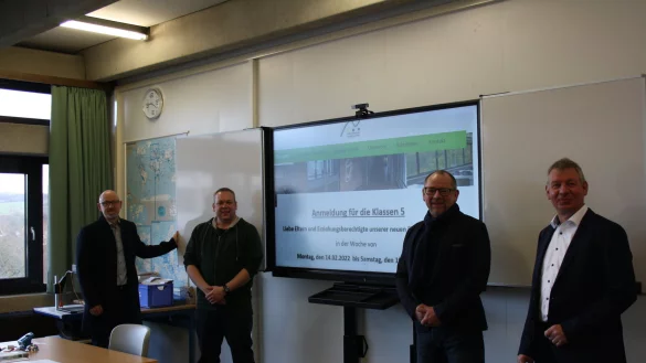 Marco Wallenstein (Gemeinde Extertal, von links), Wayne Scourse (Sekundarschule), Schulleiter Peter Wehrmann und B&uuml;rgermeister Frank Meier pr&auml;sentieren die ersten Touchscreens in der Sekundarschule Nordlippe im Februar 2022. - &copy; Archivfoto: Gemeinde Extertal
