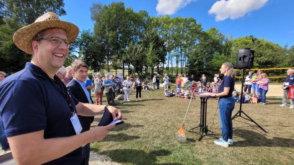Frank Drexhage gehört zum Organisationsteam in Hörste, seine Aufgabe war es unter anderem, den Werdegang des Dorfgemeinschaftsplatzes vorzustellen. Nach ihm trat Annika Ginau ans Mikrophon und stellte die erste Lotta-Geschichte vor. - © Astrid Sewing
