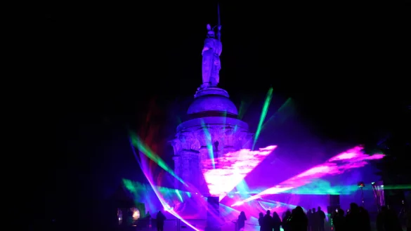 Bei idealen Witterungsbedingungen geht am Mittwochabend die Generalprobe f&uuml;r &bdquo;Der Hermann leuchtet&ldquo; 2022 &uuml;ber die B&uuml;hne. - &copy; Till Brand