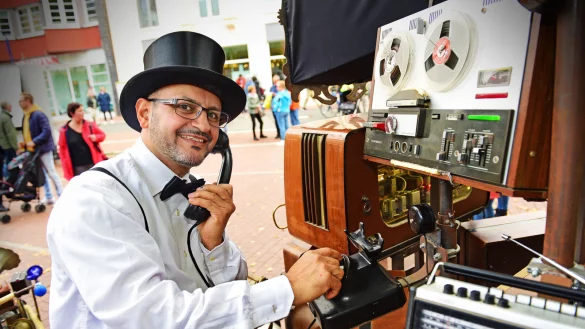 Kemal Aslan nimmt die G&auml;ste auf dem Marktplatz mit seiner Vintage-Installation mit auf eine kleine Zeitreise in die 1970er Jahre. Foto: Nicole Ellerbrake - &copy; Nicole Ellerbrake