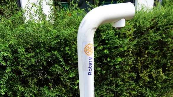 An der Leopoldstra&szlig;e gibt es bereits eine Trinkwassers&auml;ule, die seinerzeit von den Rotariern gestiftet wurde. Sie wird unter anderem von den Familien und Kindern auf dem nahen Spielplatz am Wall genutzt. - &copy; Nicole Ellerbrake