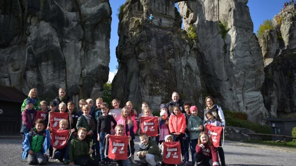Vor den Externsteinen: Diesen Kindern der Grundschule aus H&ouml;rste hat der Naturaktionstag viel Freude bereitet. - &copy; Naturpark