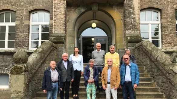 Einige der Jubilare mit der Schulleiterin: (von links) Karl-J&uuml;rgen Pillmann, Gerrit Noltensmeier, Dr. Alexandra Nolte, Gerda Benzler, Jochen Peters, Ernst Wessel, Manfred Bl&auml;nkner, Helmut Hartenauer und Eckart Meierjohann. Einer der Mitorganisatoren, Rolf M&ouml;ller, musste aus leider zwingenden Gr&uuml;nden das Treffen vers&auml;umen. - &copy; Gerrit Noltensmeier