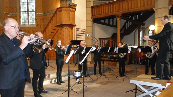 Die Blechbl&auml;serensembles "Lippe Brass" und "Jubilate Deo" begeistern in der Kilianskirche. - &copy; Hajo G&auml;rtner