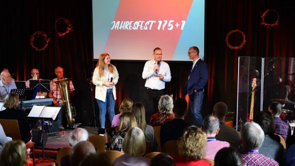 Auf der B&uuml;hne begr&uuml;&szlig;en Johanna Tigges (von links), Luca Drexhage und der Vorsitzende Heinz-Ulrich Schneider die G&auml;ste - &copy; Nicole Ellerbrake