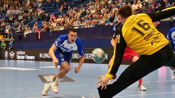 Lemgos neuer Linksau&szlig;en Samuel Zehnder musste bei Nebojsa Simic schon sehr genau zielen. - &copy; J&ouml;rg Hagemann