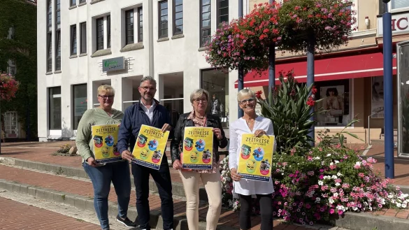 Einzelh&auml;ndlerin Iris Riekehof (von links), Ralf Hammacher (Gesch&auml;ftsf&uuml;hrer Stadtmarketing Lage), Annette Bruns (Skyline Express) und Angelika Drowe (Stadtmarketing Lage) freuen sich auf die diesj&auml;hrige "Lagenser Zeitreise". - &copy; Madlena Gerschner