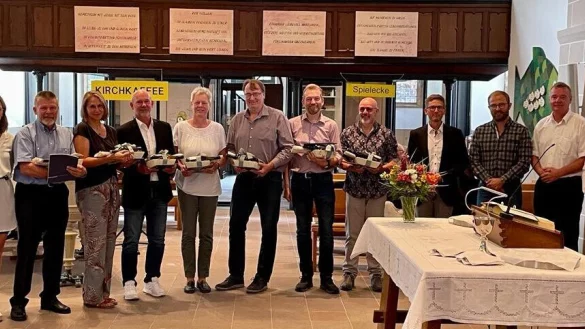 Ausgezeichnet: (von links) Miriam Buck, Ulrich Sasse, Sabine Augustin, Andreas Augustin, Anke Geller-Zymelka, Jens Finke, Thomas Venker, Bernd Jung, Axel Bley, Ole Fischer, Andreas Mattke und Christian Kornmaul. - &copy; Ulrich Kellmer