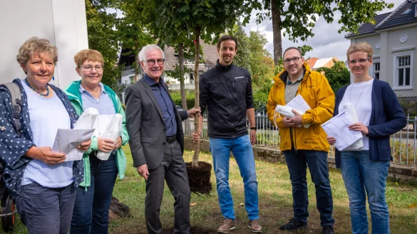Sabine Herzog (von links), Petra Thevissen, Geschäftsführer Reinhard zum Hebel, Philipp Menke, Mario Thevissen und Christina Freise pflanzen symbolisch einen Baum vor dem Hauptgebäude der St. Elisabeth-Stiftung. - © Raphael Bartling