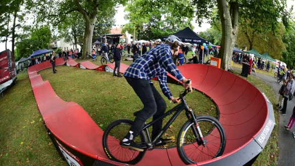 Der Pumptrack der Mountainbike-Abteilung des TV Lemgo kam bei den jungen G&auml;sten des Kinderfestes im Abteigarten hervorragend an. - &copy; Nicole Ellerbrake
