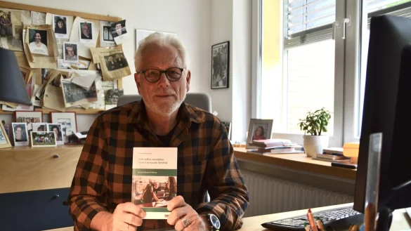 Klaus Rudolf Berger pr&auml;sentiert sein Essay "Sich selbst verstehen f&ouml;rdert personale Identit&auml;t". - &copy; Madlena Gerschner