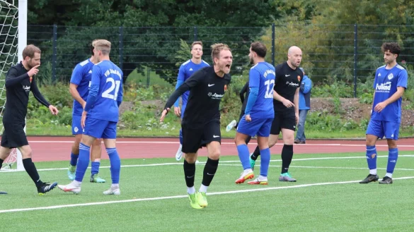 Posts Alexander Felker schreit die Freude nach seinem 1:1 heraus. - &copy; Sebastian Lucas