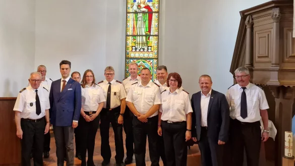 Beim 9. Kreisjugendfeuerwehrtag wurde Bilanz der Corona-Jahre gezogen. Mit dabei waren auch der stellvertretende Landrat Robin Wagener (Dritter von links) sowie Kalletals B&uuml;rgermeister Mario Hecker (Zweiter von rechts). - &copy; Feuerwehr L&uuml;gde