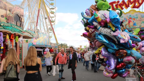 Endlich wieder Wilbasen. Doch neben Vorfreude und Spaß im Fahrgeschäft sind die Nachwirkungen der Pandemie deutlich zu spüren. Egalb ob im Busverkehr oder auf der Stoppelkirmes. Überall fehlt es an Personal. - © Philipp Kersten