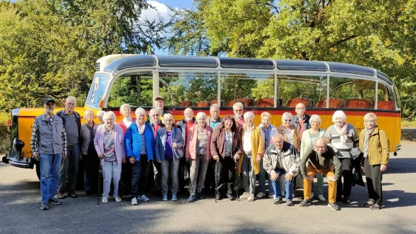 Die Mitglieder des Heimatvereins Jerxen-Orbke vor dem Oldtimerbus. - © Detlef Sude