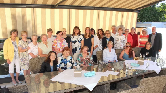 Stellten sich gern zum Erinnerungsfoto: sitzend (von links) Kim Becker, Ursula Borsdorf, Brigitte Fleischer, Nina Pambor, Christiane Pemeyer und Renate Krietenstein sowie (stehend von links) Gisela Schinkel, Gerda Dr&ouml;ge, Christiane Beckmann, Margareta Zantow, Inken Freudenberg, Beate Graf, Katja Rihl, Antje Erz, Sandra Balfanz, Anke Metting, Rita Steinmann, Silvia Anders, Marlies Kr&ouml;ger, Elisabeth Krietenstein, Erika Spellmeyer, Erika Pemeyer, Ulla Br&uuml;ntrup sowie der Hauptmann-Stellvertreter, Rottmeister Detlef Heyer. - &copy; Udo Zantow