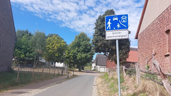 Dieses Schild wird wie sein Zwilling auf der anderen Straßenseite weichen müssen. Doch aus Sicht der Verwaltung hat sich eine gute andere Lösung gefunden. - © Michaela Weiße